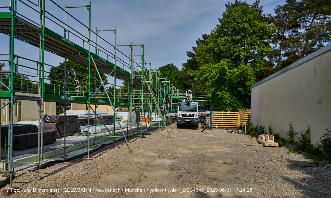 01.06.2023 - Neue Holzwände für das Haus für Kinder in Neuperlach in München